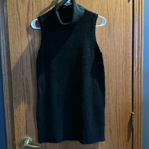 Saks Fifth Avenue black sleeveless turtleneck, size small. - Picture 1 of 3